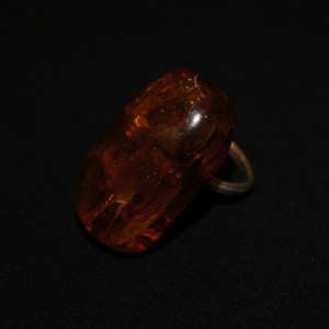 Vintage amber finger ring with incluisive