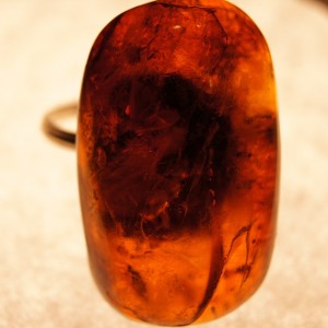 Vintage amber finger ring with incluisive