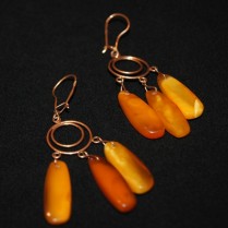 Vintage golden earrings with amber